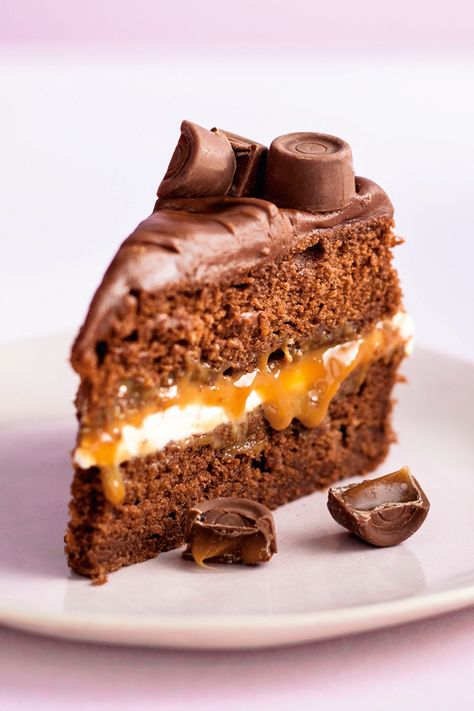 You have to see the recipe for this wicked chocolate caramel Rolo cake! Amazing rolo recipe! Rolo Cake Recipe, Rolo Cake, Puding Cake, Rolo Chocolate, Rolo Cookies, Caramel Cake Recipe, Recipes Cake, Birthday Cake Chocolate, Birthday Cakes For Men