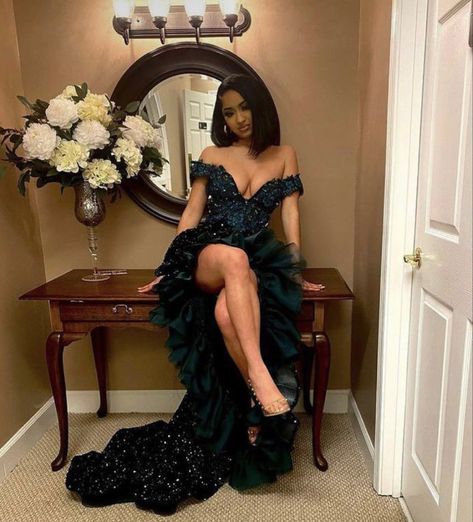 Sneakerball Outfits, 8th Grade Prom Dresses, Emerald Green Prom Dress, Classy Prom, Prom Inspiration, African Prom Dresses, Girls Black Dress, Gorgeous Prom Dresses, Prom Girl Dresses