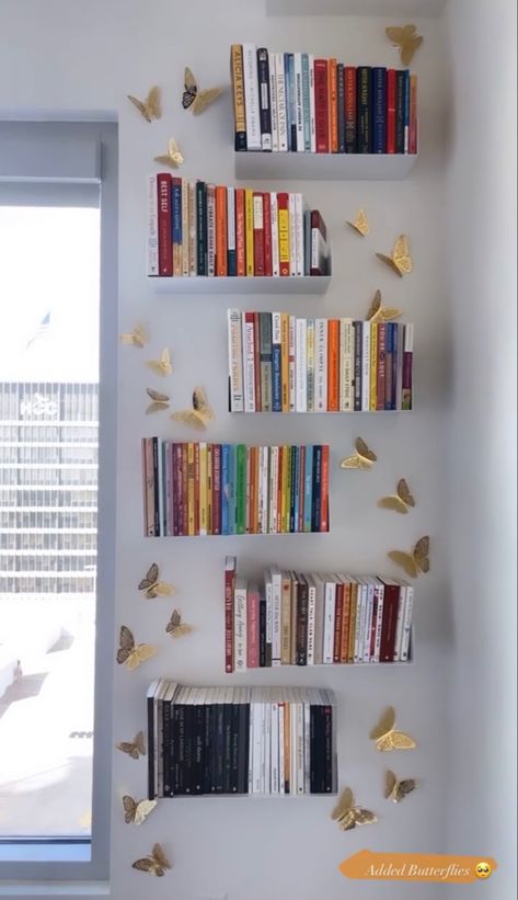 Books Vibe, Bookshelves For Small Spaces, Eclectic Decor Bedroom, Bookshelf Aesthetic, Home Decor Ideas Bedroom, Wall Shelves Bedroom, Bookshelf Inspiration, Floating Bookshelf, Bookshelves In Bedroom