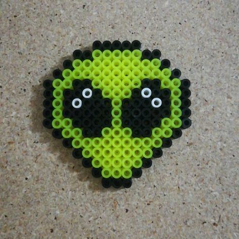 #hama #beads #hamabeads #perler #perlerbeads #knerbeads #alien #et #ufo #ovni #extraterrestre 3d Pixel Art, Hamma Beads Ideas, Easy Perler Bead Patterns, Melty Bead Patterns, Pearl Beads Pattern, Easy Perler Beads Ideas, Fuse Bead Patterns, Hama Beads Design, Perler Bead Templates