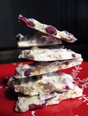 Controlling My Chaos: Cranberry White Chocolate Bark White Christmas Desserts, White Chocolate Bark Recipes, Bark Recipes Easy, Candy Bark Recipes, Almond Bark Recipes, Christmas Bark Recipes, Cranberry White Chocolate, White Chocolate Bark, Chocolate Bark Recipe