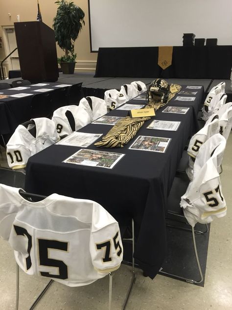 Football Sports Banquet, Homecoming Football Game Decorations, Varsity Football Banquet, Football Senior Banquet Ideas, Senior Night Gifts Football Boyfriend, Football Team Party Ideas, Senior Football Table Ideas, Senior Banquet Table Ideas, High School Football Banquet Ideas