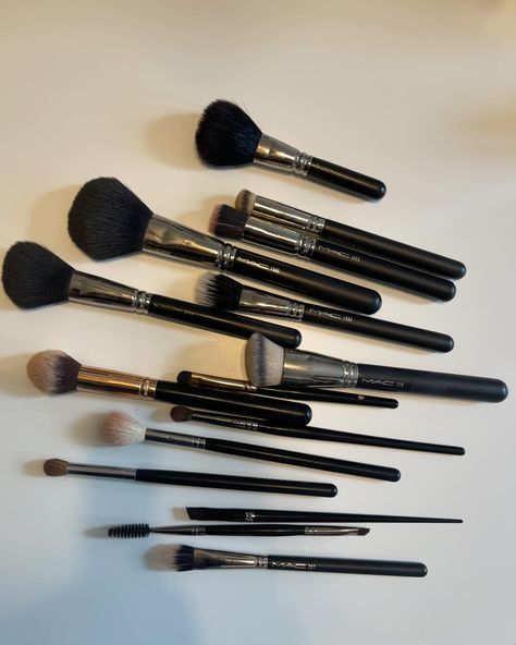 Today’s makeup base was extra good thanks to this Estée Lauder combo. I thought I would share some of my go to makeup brushes! If you haven’t invested in a good set of makeup brushes, you’re missing out on the best product application! Mac brushes are my RIDE OR DIE!! But I also Love Sigma! They have really great sets! The Artis palm foundation brush is a game changer. PRO TIP: Properly clean, dry and store your brushes to increase longevity! Follow my shop @MISFITMAL_ROSE on the @shop.LTK ... Expensive Makeup Brushes, Makeup Brush Set Aesthetic, Make Up Brushes Aesthetic, Makeup Brushes Aesthetic, Best Makeup Brushes Set, Mac Makeup Brushes Set, 2025 Wishlist, Mac Makeup Brushes, Go To Makeup