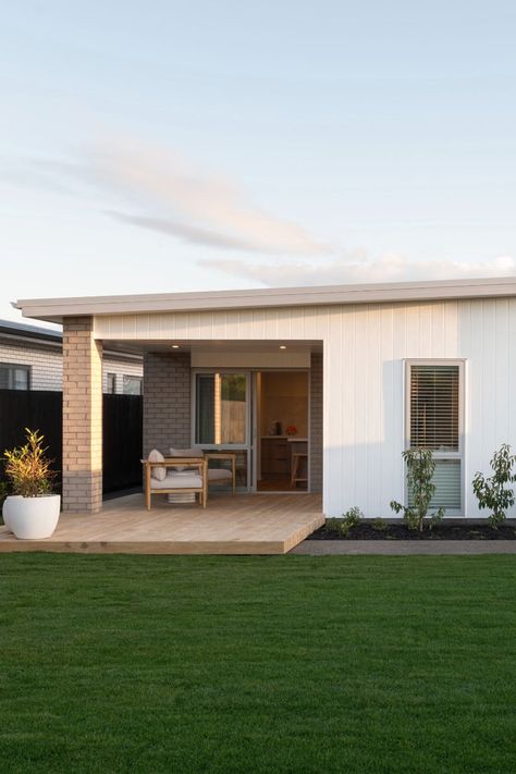 Beige and white contemporary home exterior featuring mixed material cladding. #brickhomeexterior #mixedmaterial #exteriorfacade #beigehome #neutralhome #whitehome #minimalisthomedesign #contemporaryhome Modern Home Exterior, Nz House, Contemporary House Exterior, Brick Exterior House, Minimalist House Design, Home Exterior, Contemporary Home, White Houses, Modern House Exterior