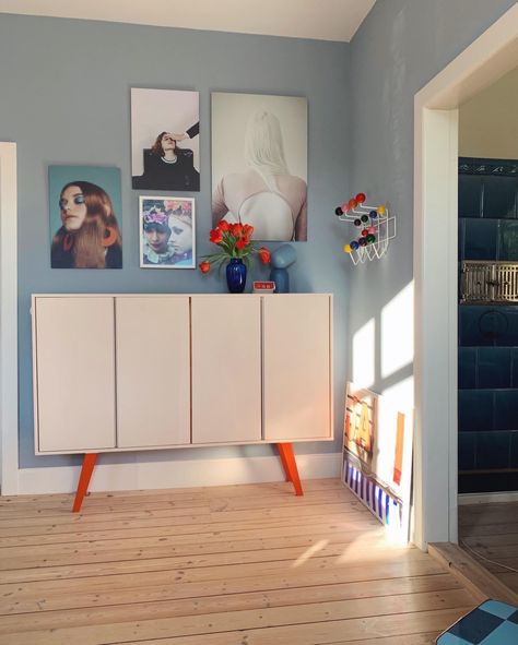 und_anne_so_yeah hat einen tollen IKEA-Hack: Sie hat das beliebte Ivar Regal auf Beine gestellt - und was für welche! Das eindrucksvolle Organe gibt dem Klassiker Regal einen ganz neuen Look. In Kombination mit der zart blauen Wand und weiteren, farbenfrohen Dekoelementen ergibt sich ein ganz besonderes Design, das wahnsinnig hochwertig aussieht. Ikea Hacks Living Room, Ikea Eket Hack, Ivar Ikea Hack, Ikea Hack Living Room, Ivar Regal, Ikea Ivar Hack, Ivar Ikea, Ikea Ivar Cabinet, Ikea Eket