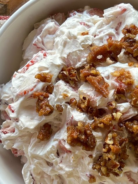 This Strawberry Crack Pretzel Salad has gone viral for good reason. Once you try this you will be wanting more! It's so so GoOd! Jello Pretzel Salad, Strawberry Pretzel Salad Recipe, Pretzel Dessert, Volunteer Ideas, Pretzel Desserts, Fruit Desert, Jello Salads, Air Fryer Recipes Appetizers, Strawberry Pretzel Salad