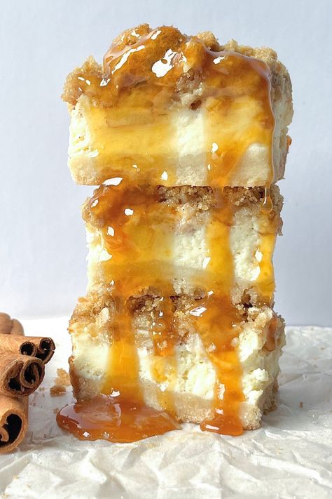 These caramel apple cheesecake bars are a take on combining the delicious creaminess of a classic New York cheesecake with a cinnamon apple crumble on top. These cheesecake bars are perfect for the fall season and sharing at Thanksgiving! Caramel Apple Spice Cake, Apple Pie Cheesecake Bars, Bars With Shortbread Crust, Butter Tart Squares, Mmm Cookies, Apple Crisp Cheesecake, Apple Cheesecake Bars, Caramel Apple Cheesecake Bars, Chewy Gingerbread Cookies