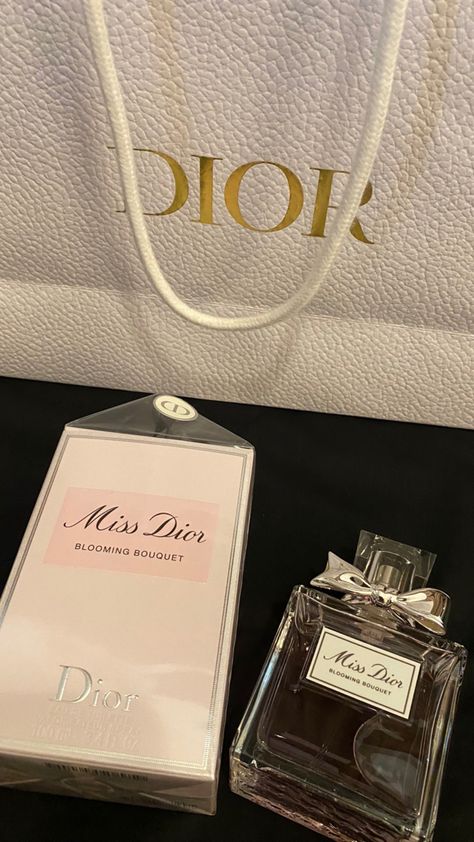 Miss Dior Blooming Bouquet, Boy Blurred Pic, Snap Streak Ideas Easy, Luxury Birthday, Expensive Gifts, Cute Couple Gifts, Snap Streak, Chanel Perfume, Cute Birthday Gift