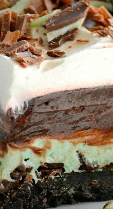 Chocolate Mint Dream Bars Chocolate Fudge Pudding, Simple Lasagna, Fudge Pudding, Andes Mints, Mint Desserts, Peppermint Cheesecake, Lasagna Recipes, Dream Bars, Chocolate Lasagna