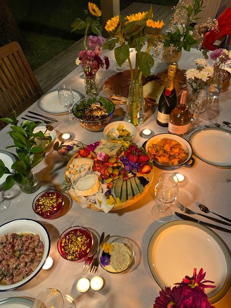 Aesthetic Birthday Party Food, Dinner Party Outside Aesthetic, Formal Dinner Birthday Party, Dinner Party Aesthetic Winter, Summer Birthday Table Decor, Dinner Table Setting Ideas Home, Flowers Dinner Party, Outdoor Birthday Dinner Decor, Candle Light Birthday Dinner