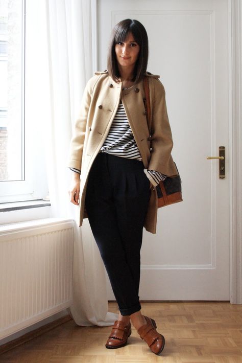 tapered trousers and brogues Brown Oxfords Outfit, Oxford Outfits Women, Brogues Womens Outfit, Brogues Outfit, Oxfords Outfit, Brogues Womens, How To Wear Loafers, Oxford Shoes Outfit, Work Chic