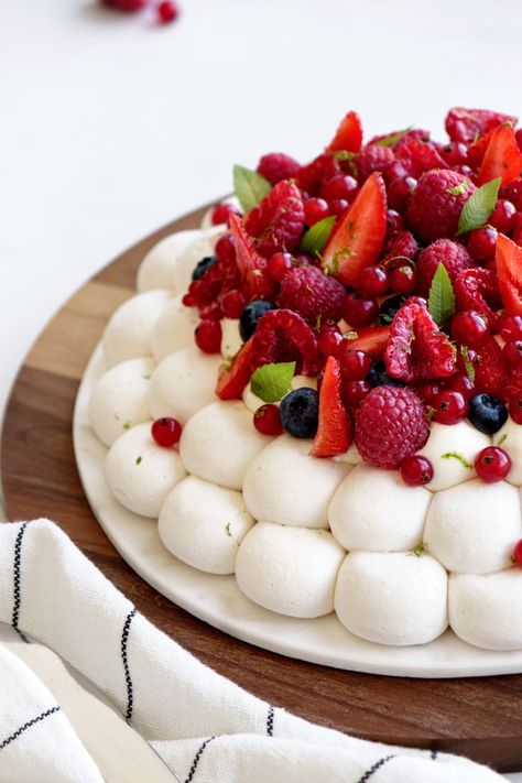 Pavlova aux fruits rouges - Empreinte Sucrée Christmas Diner, Pavlova Dessert, Meringue Pavlova, Dessert Mini, Meringue Desserts, Meringue Cake, Pavlova Recipe, Xmas Dinner, Dessert Aux Fruits