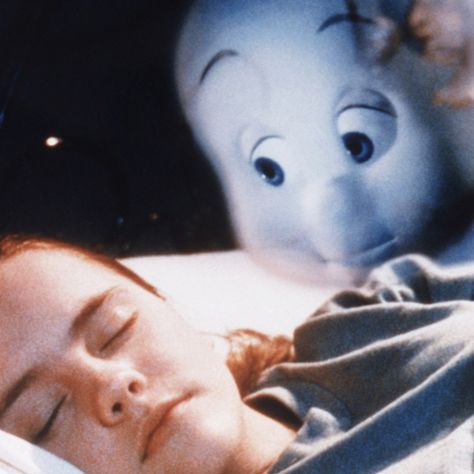 Scary Movies For Kids, 90s Halloween Movies, Kid Friendly Halloween Movies, Halloween Themed Movies, Casper 1995, Creepy Aesthetic, Creepy Costumes, Kid Friendly Halloween, 90s Halloween