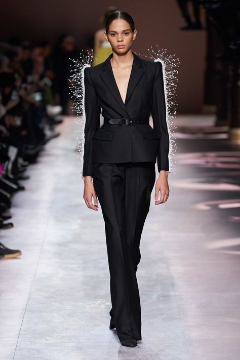 Givenchy Spring 2020 Couture Fashion Show Collection: See the complete Givenchy Spring 2020 Couture collection. Look 10 Givenchy 2020, Haute Couture Style, Runway Inspiration, Givenchy Couture, Resort 2020, Spring Couture, Couture Mode, Couture Runway, Black Suit