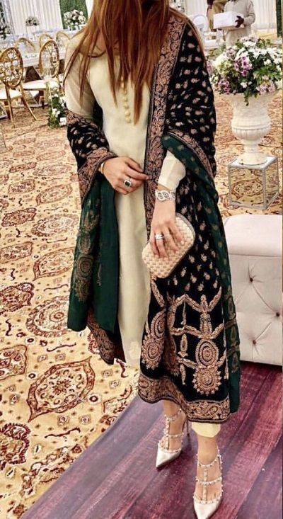 Latest 30 Plain Suit With Heavy Dupatta Set Designs (2021) Velvet Dress With Heavy Dupatta, Dupta Style On Suit, Heavy Dupatta Styling, Heavy Dupatta Suits Party Wear, Formal Indian Suits For Women, How To Wear Dupatta On Suit, Heavy Suits For Wedding, Heavy Pakistani Suits Party Wear, Heavy Dupatta Suits