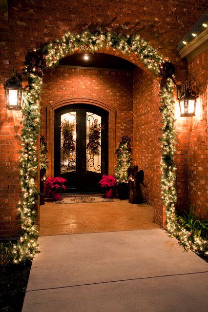 Porch Christmas Tree, Porch Garland, Guests Visiting, Traditional Porch, Fall Lantern, Christmas Entryway, Hanging Christmas Lights, Christmas House Lights, Front Door Christmas Decorations