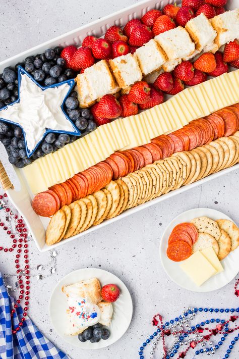 Red White And Blue Charcuterie, Patriotic Charcuterie Board, Blue Charcuterie Board, 4th Of July Charcuterie Board, 4th July Food, Memorial Day Foods, Christmas In July Party, Flag Food, Block Of Cheese