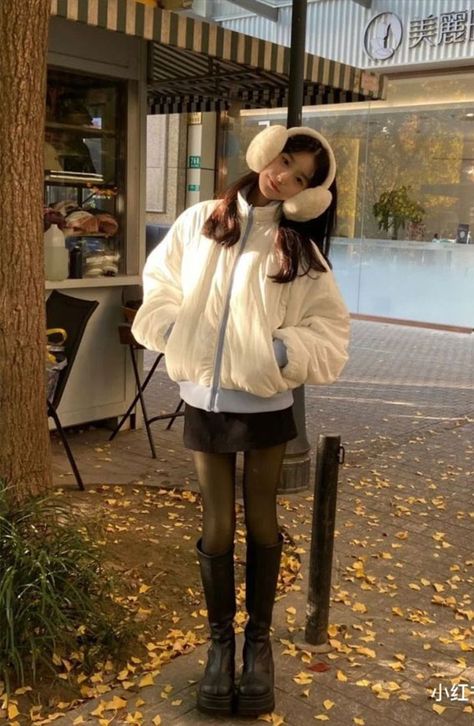 mini skirt outfits, mini skirt fall outfits, mini skirt winter outfits, how to wear mini skirt in fall, mini skirt and sweater Japan Outfit Winter, Vinter Mode Outfits, Korea Winter, Japan Outfits, Japan Winter, Oki Doki, Japan Outfit, Trip Outfits, Autumn Fits