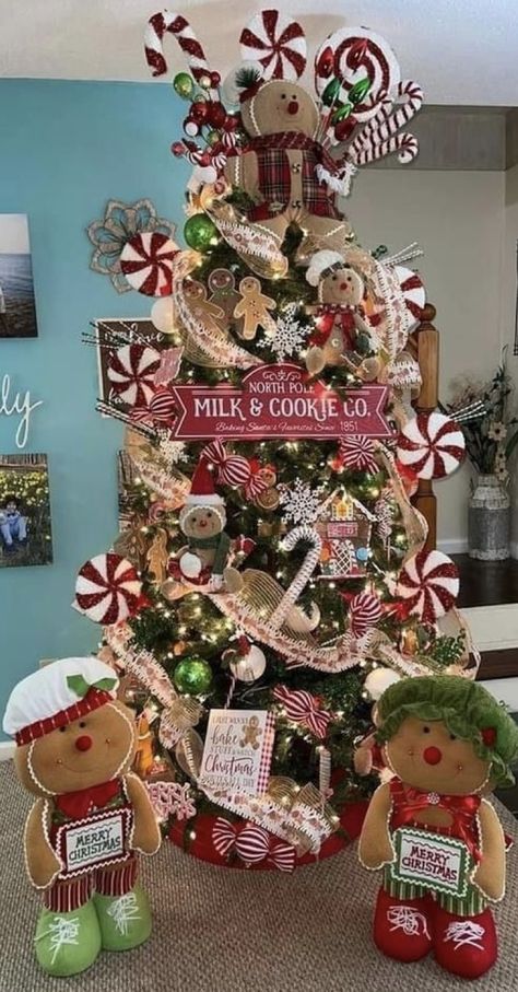 Grinch Christmas House Decorations, Gingerbread Trees Christmas, Gingerbread Christmas Tree Ideas, Gingerbread Garland, Gingerbread Man Christmas Tree, Best Christmas Decorations, Gingerbread Kitchen, Grinch Decor, Christmas Extravaganza