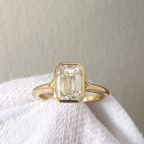 LeiL Jewellery (@leil.jewellery) • Instagram photos and videos Wedding Ring Solitaire, Bezel Set Engagement Ring, Ring Rosegold, Bezel Engagement Ring, Future Engagement Rings, Split Shank Ring, Zierlicher Ring, Bezel Set Ring, Emerald Cut Rings