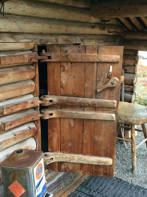 Wood Diy Projects, Wooden Hinges, Rustic Wood Doors, Double Doors Interior, Log Furniture, Rustic Doors, Cricut Craft, Furniture Plans Free, Timber Framing