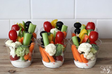 Easy Veggie Cups - I love making these veggie cups for any party or gathering! | www.overthebigmoon.com Fruit Cups For Party, Individual Appetizers, Veggie Cups, Wedding Appetizers, Charcuterie Inspiration, Easy Veggie, Party Food Platters, Tray Ideas, Charcuterie Recipes