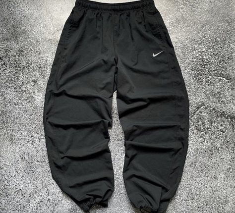 Old Nike Outfits, Old Nike Pants, Old Nike Clothes, Nylon Pants Outfit, Nike Track Pants Outfits, Nike Baggy Pants, Nike Parachute Pants, Mrp Clothing, Nike Windbreaker Pants