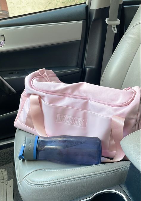 Gym Essentials Aesthetic, Gym Wishlist, Gym Bag Aesthetic, Business Routine, Gym Girlie, Workouts Outside, Fitness Vision Board, Gym Bag Essentials, Pink Gym