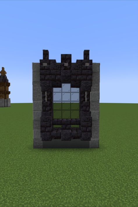 Minecraft Castle Window Ideas, Gothic Windows Minecraft, Deepslate Buildings, Minecraft Gothic Window, Minecraft Windows Design Castle, Minecraft Gothic House Tutorial, Minecraft Castle Windows, Goth House Minecraft, Minecraft Scary Builds