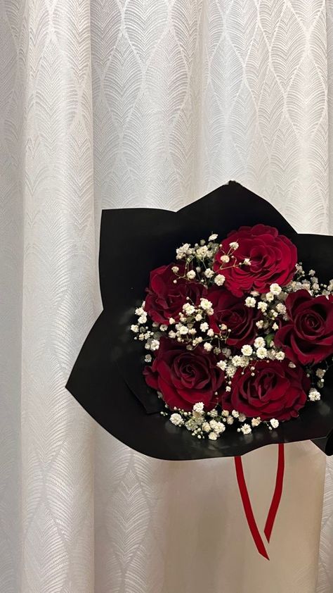 Red Roses Bouquet For Boyfriend, Red Roses Black Bouquet, Boquetes Of Flowers For Guys, Rose Bouquet For Boyfriend, Black And Red Flower Bouquets, Black And Red Roses Bouquet, Rose Bouquet For Men, Rose Flower Bouquet Aesthetic, Red And Black Bouquets