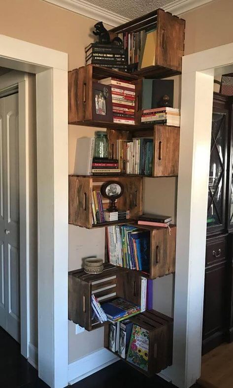 Diy Corner Shelf, Kitchen Corner Storage, Corner Shelf Ideas, Styling A Bookcase, Crate Bookshelf, Cool Bookshelves, Crate Shelves, Rustic Country Home, Corner Storage