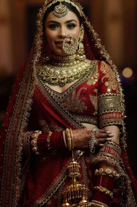 Stunning Indian Jewelry Rajasthani Bride Traditional, Sabyasachi Jewellery Bridal Collection, Latest Indian Bridal Jewelry Sets, Royal Bridal Look Indian, Sabyasachi Wedding Lehenga, Bridal Chunni, Bride Fashion Illustration, Rajasthani Bride, Latest Bridal Lehenga Designs