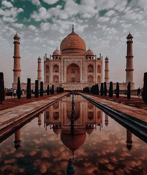 Indian Aesthetic Wallpaper, Wallpaper Fantasy, South Asian Aesthetic, Royalty Aesthetic, Dark City, Indian Architecture, Ancient India, Indian Aesthetic, Dark Academia Aesthetic