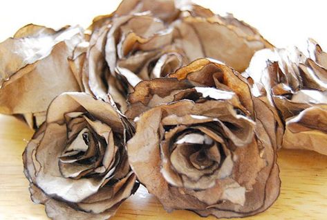 Brown Paper Bag Crafts, Craft Paper Flowers, Paper Bag Flowers, Stary Papier, Paper Bag Crafts, Paper Lunch Bags, Paper Bag Puppets, Cottage Market, Roses Wedding