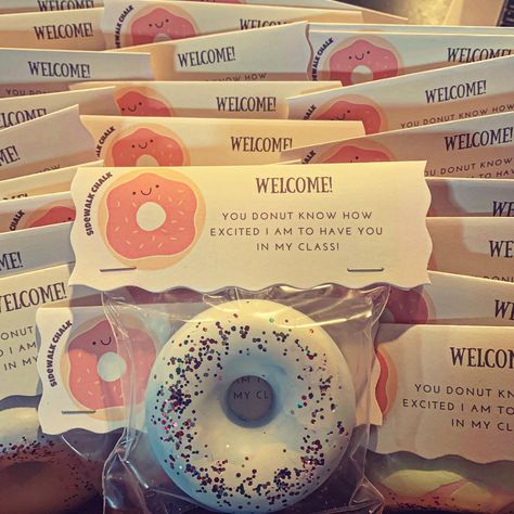 Welcome Back to School Gift from teacher DONUT Sidewalk Chalk class gifts Open House Welcome Students Class Gift Class Favors #thriftyfrugalmom #teachergift #teacherappreciation #cheapgifts #teacher #create #students #gifts. Go for more info 👉https://whispers-in-the-wind.com/top-10-graduation-gift-ideas/?teacher235 First Day School Gift For Students, First Day Of Class Gifts For Students, 1st Day Of School Treats For Students, Back To School Open House Treats, Back To School Gifts For Students From Teacher, First Day Of School Gifts From Teacher, Teacher Open House Gifts, First Day Of School Gifts For Students Preschool, Back To School Gifts For Students From Teacher Open House