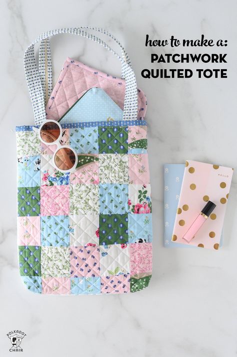 Use your Fabric Scraps to Make a Patchwork Quilted Tote Bag Sewing Patchwork Ideas, Patchwork Tote Bags Free Pattern, Patchwork Projects Ideas, Diy Quilted Tote Bag, Sewing Tote Bags Pattern Free, Patchwork Bags Patterns Free, Quilted Bag Patterns Free, Diy Quilted Bag, Quilted Tote Bags Tutorial