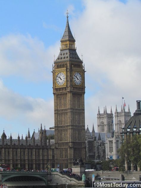 Most Famous Clock Towers In The World: Big Ben (Elizabeth Tower), London Famous Architectural Buildings, Famous Architecture Buildings, London Clock Tower, World Famous Places, Elizabeth Tower, London Clock, Famous Architecture, Famous Monuments, Walks In London