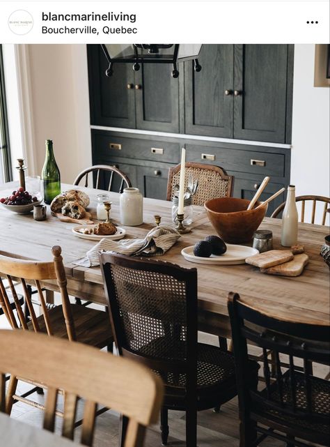 Love the mismatched chairs and the table Blanc Marine Living, Midcentury Maximalist, Mismatched Dining Room, European Country Cottage, Interior Mid Century Modern, Cottage Kitchen Inspiration, Mismatched Furniture, Eclectic Chairs, Mismatched Dining Chairs