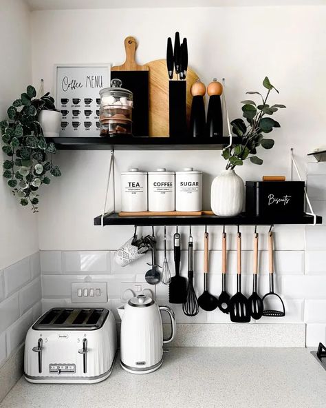 Kitchen Shelf Decor Ideas, Organiser Cucina, Kitchen Shelf Decor, Small Apartment Kitchen, White Kitchen Decor, Kitchen Decor Apartment, Minimalist Kitchen Design, Small Kitchen Decor, Kitchen Shelf