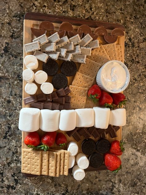 Smore Charcuterie Board Ideas, S’mores Set Up, S’more Charcuterie Board Designs, Smores Board Bonfires, S’mores Board Christmas, Easy S’mores Board, Indoor S’mores Charcuterie, Smores Platter Ideas, S'mores Board