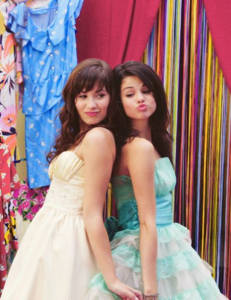 Princess protection program❤️ @hopenicole7 Iconic Celebrity Duos, Movie Best Friends, Disney Channel Aesthetic, Princess Protection Program, Disney Channel Movies, Old Disney Channel, Disney Channel Original, Disney Channel Stars, I Love Cinema