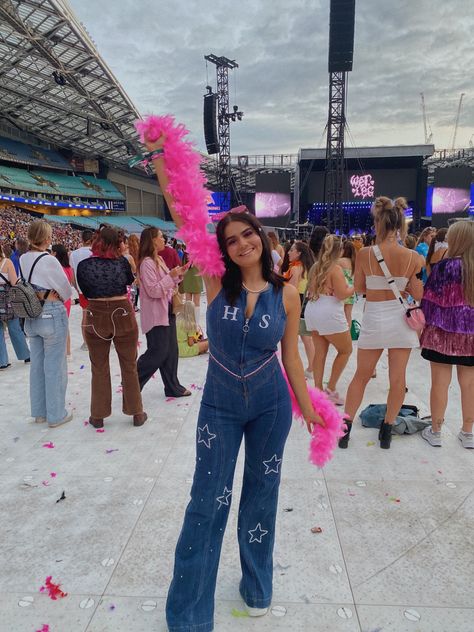 Harry Styles Overalls Outfit, Harry Styles Concert Outfit Ideas Cowboy Hat, Harry Styles Demin Outfit, Outfit For Harry Styles Concert, Love On Tour Outfit Ideas, Harry Styles Concert Outfit Jumpsuit, Harrys House Tour Outfits, Feather Boa Outfit, Cowboy Hat Harry Styles Concert