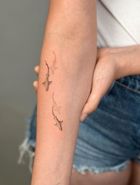 Cool Tattoo Styles, Sea Creature Tattoos For Women, Shark Fin Tattoo Minimalist, Shark Tatoos Woman, Ocean Tattoos Dolphin, Spine Tattoos Shark, Shark And Fish Tattoo, Shark Aesthetic Tattoo, Shark On Back Tattoo