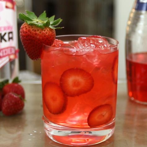 Red Alcoholic Drinks, Strawberry Cocktail Recipe, Summer Mixed Drinks, Summer Sangria Recipes, Strawberry Cocktail, Cocktails Vodka, Valentine Drinks, Valentine Cocktails, Yummy Summer Cocktails