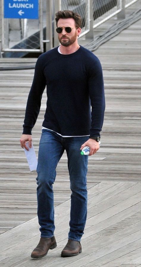 Chris Evans Style Casual, Chris Evans Style, Dark Blue Jeans Outfit Men, Stylish Casual Outfits For Men, Dark Blue Jeans Outfit, Dark Jeans Outfit, Blue Jeans Outfit Men, Blue Jeans Outfit, Sweater And Jeans Outfit