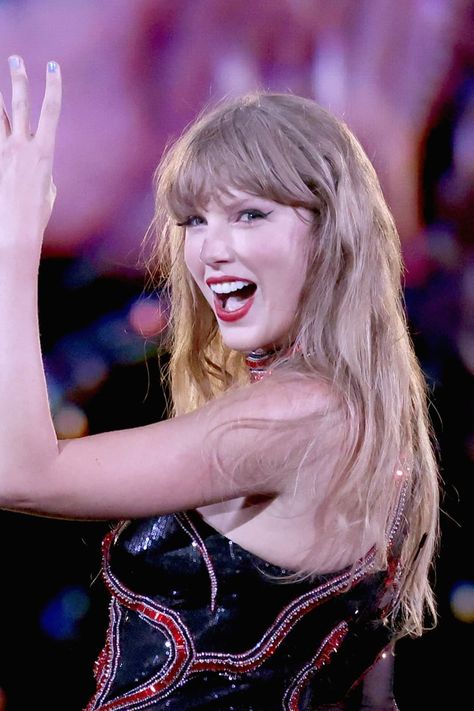 Taylor Swift Wears "Speak Now" Paint-Chip Nails Taylor Swift Fotos, Taylor Swift Speak Now, Estilo Taylor Swift, Taylor Swift Cute, Swift Photo, Taylor Swift Funny, Taylor Swift Album, Long Live Taylor Swift, Live Taylor