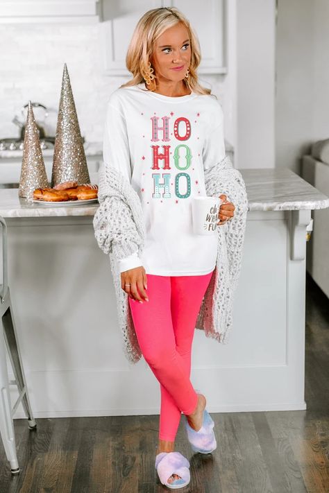 Weekend Days, Ideas Navideñas, Nfl Apparel, Holiday Graphic Tees, Adorable Style, Holiday Outfits Women, Gameday Couture, Relaxing Weekend, Everyday Clothing