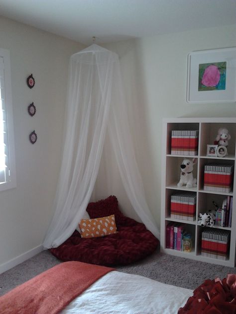 Corner Canopy Bedroom Ideas, Room Ideas For Readers, Relaxation Corner In Bedroom, Cozy Reading Corner Aesthetic, Comfy Corner Bedrooms, Aesthetic Corner Room, Corner Sitting Area Cozy Nook, Sitting Corner In Bedroom, Diy Cozy Corner