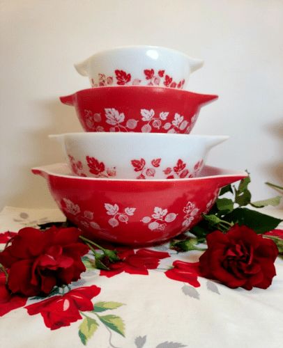 17 Most Valuable Rare Vintage Pyrex Patterns Worth Money Displaying Pyrex Collection, Antique Dishes Collectible, Gooseberry Pyrex, Vintage Pyrex Collection, Pyrex Display, Vintage Pyrex Patterns, Vintage Dishes Antiques, Pyrex Vintage Rare, Vintage Pyrex Dishes