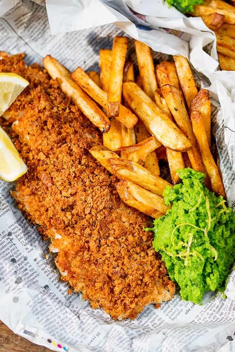 These fish and chips may be baked instead of fried, but they’ve still got all the flavour and crunch of the fried version! Baked Fish And Chips, British Fish And Chips, Fish N Chips Recipe, Smashed Peas, Kitchen Sanctuary, Mushy Peas, Cooking Seafood, Healthy Fish, Baked Fish